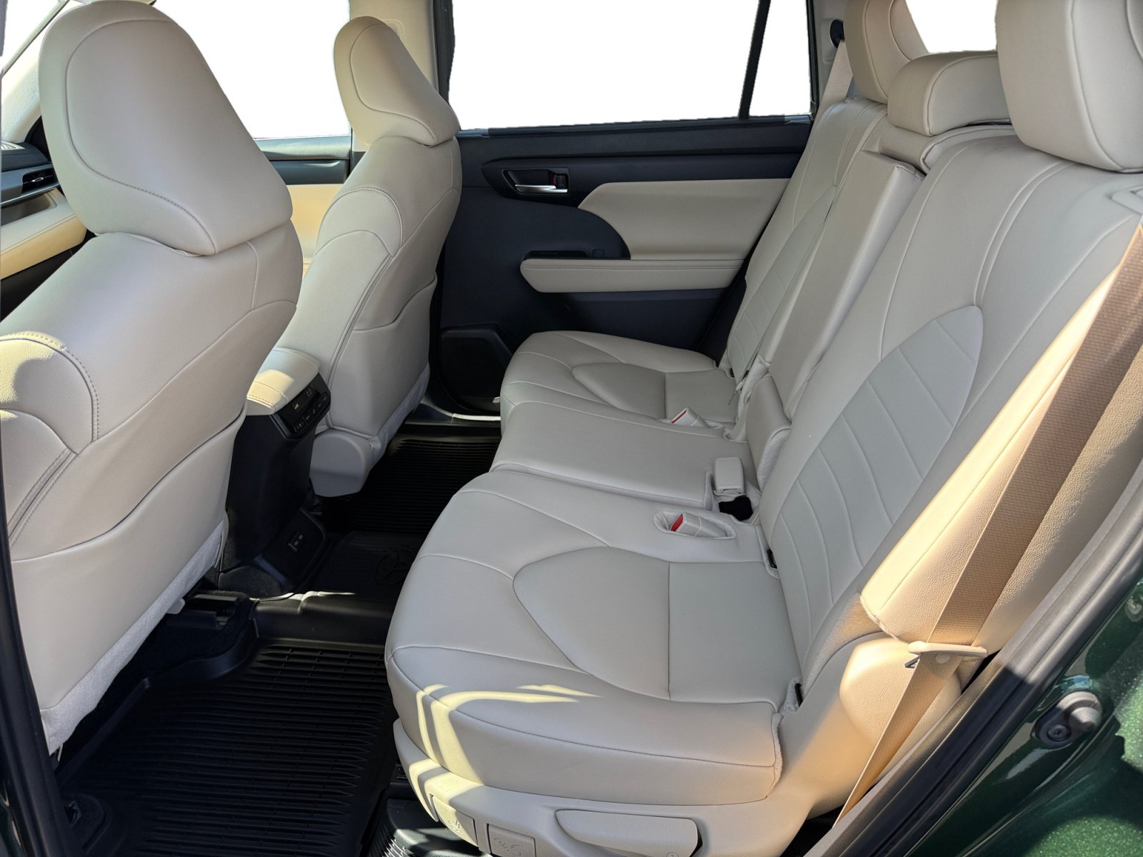 Used 2025 Toyota Highlander XLE AWD/4WD image 16