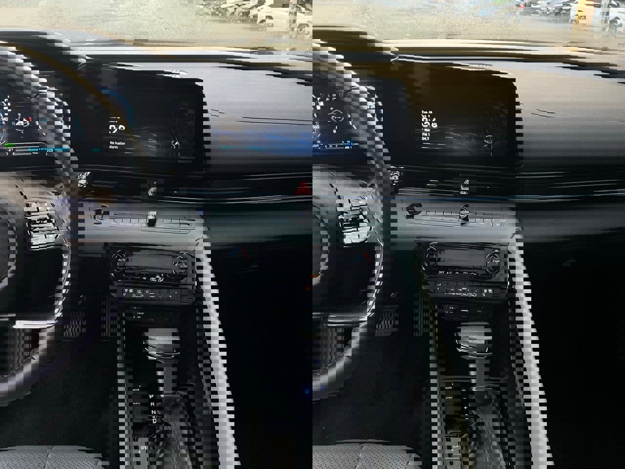 Used 2025 Hyundai Elantra Limited image 15