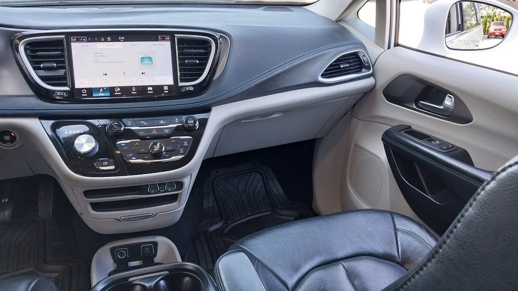 Used 2021 Chrysler Pacifica Touring-L image 13