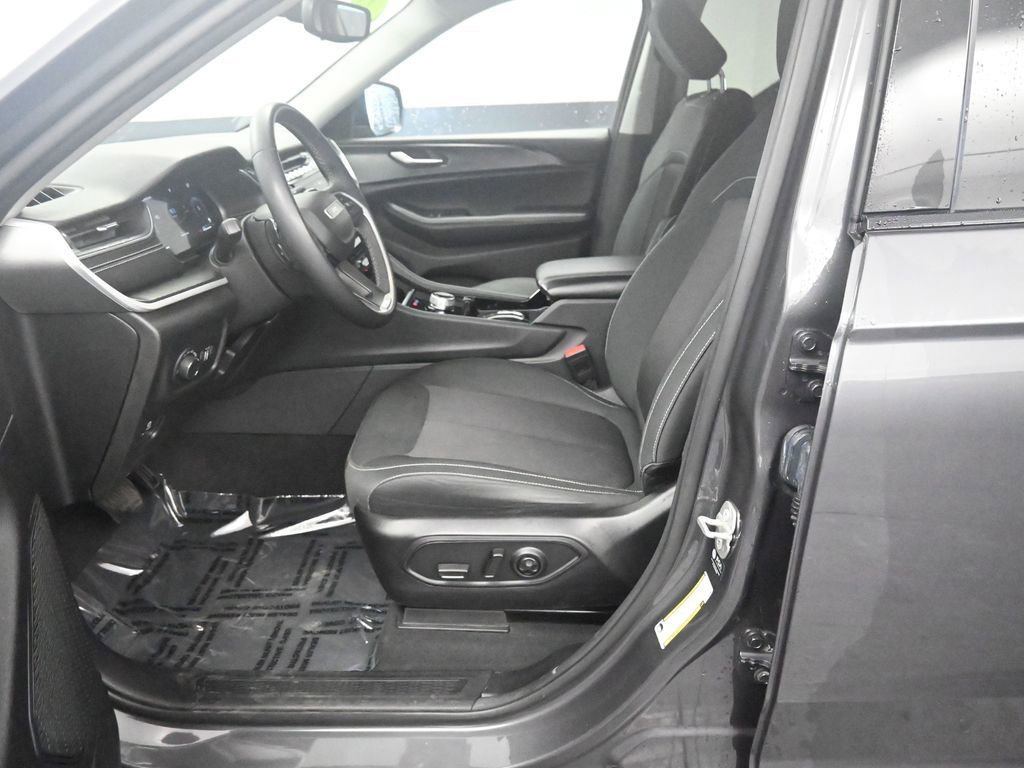 Used 2023 Jeep Grand Cherokee L Laredo image 30