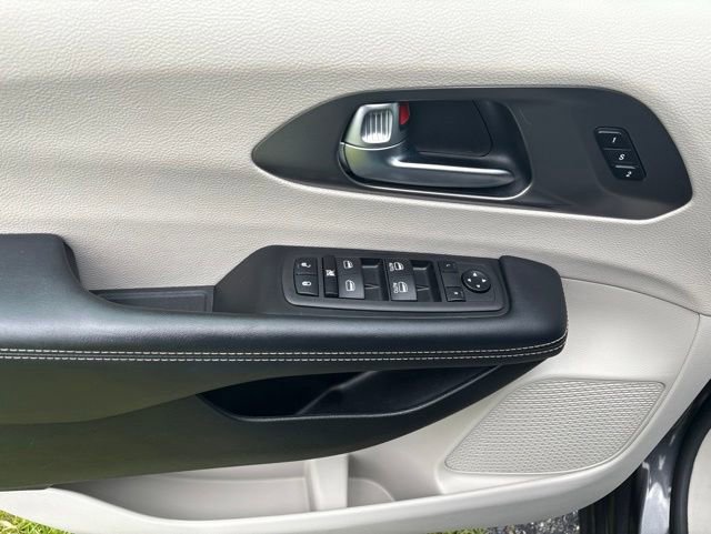 Used 2023 Chrysler Pacifica Touring-L FWD image 19