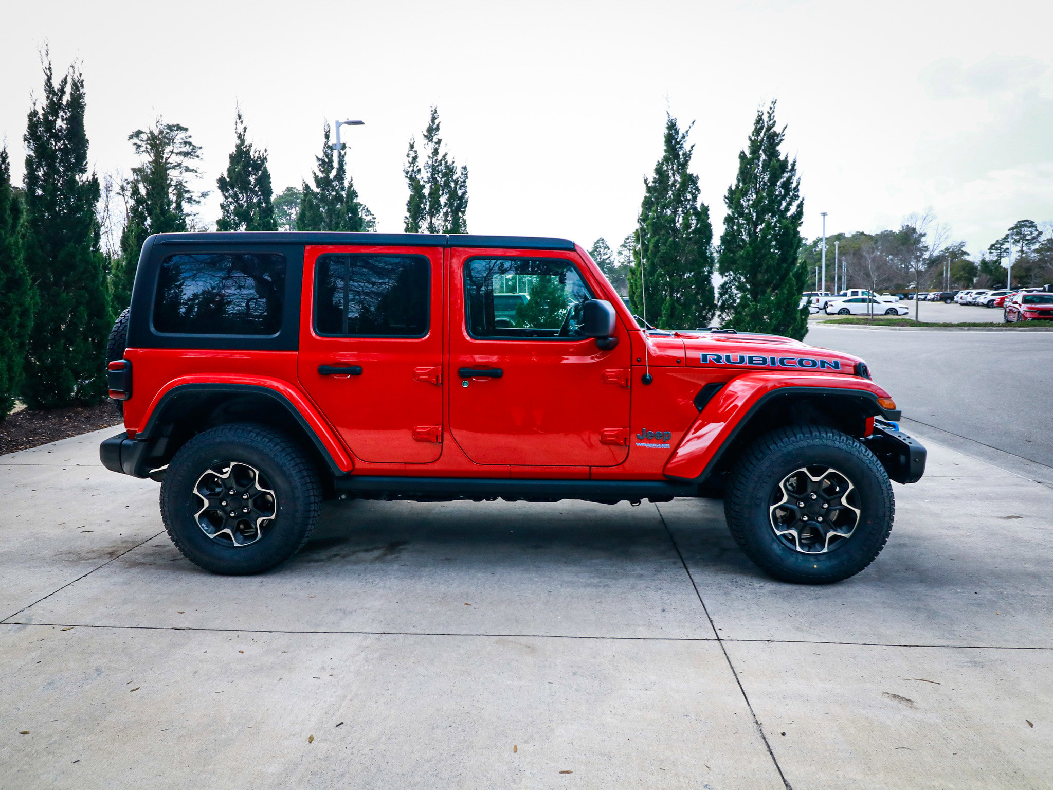 Used 2021 Jeep Wrangler Unlimited Rubicon 4xe w/ Dual Top Group AWD/4WD image 12