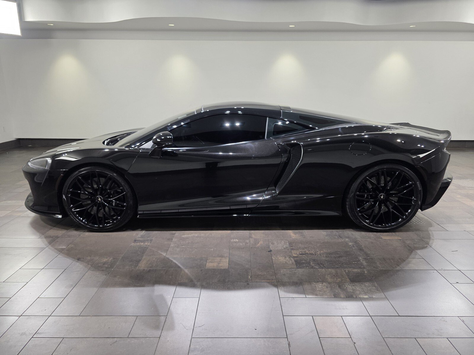 Used 2023 McLaren GT RWD image 3