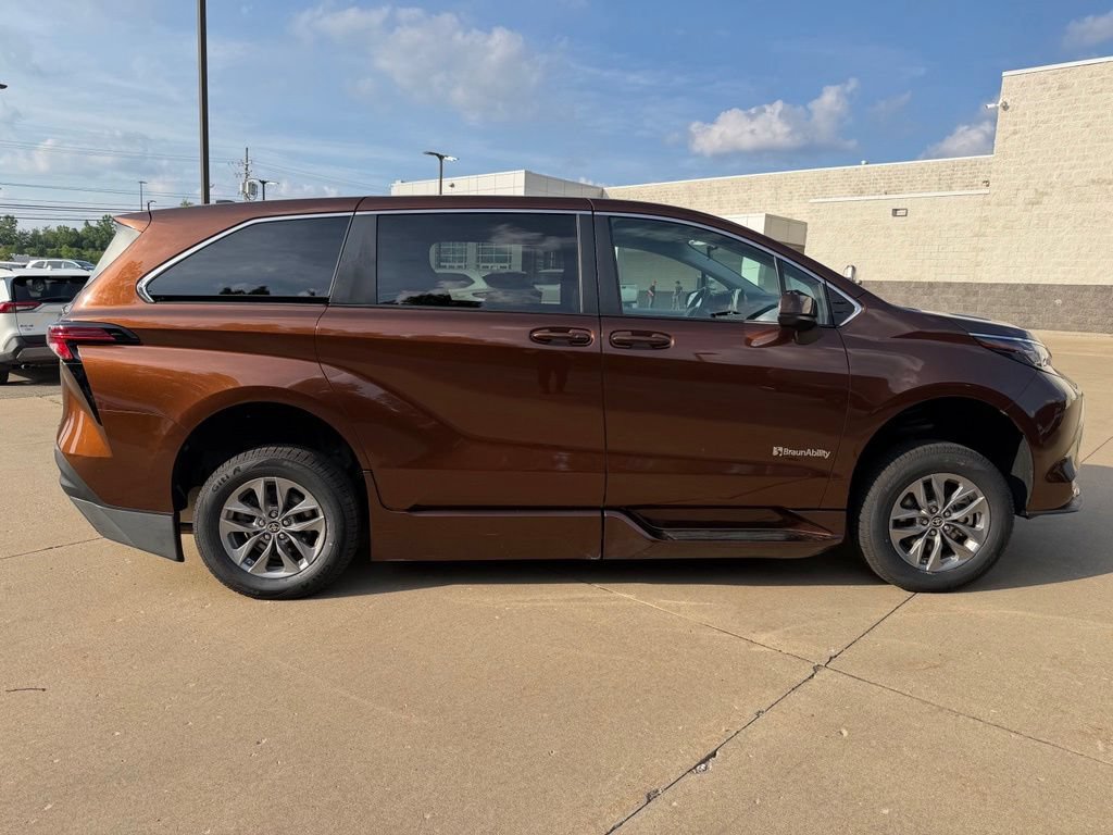 Used 2022 Toyota Sienna LE FWD image 6