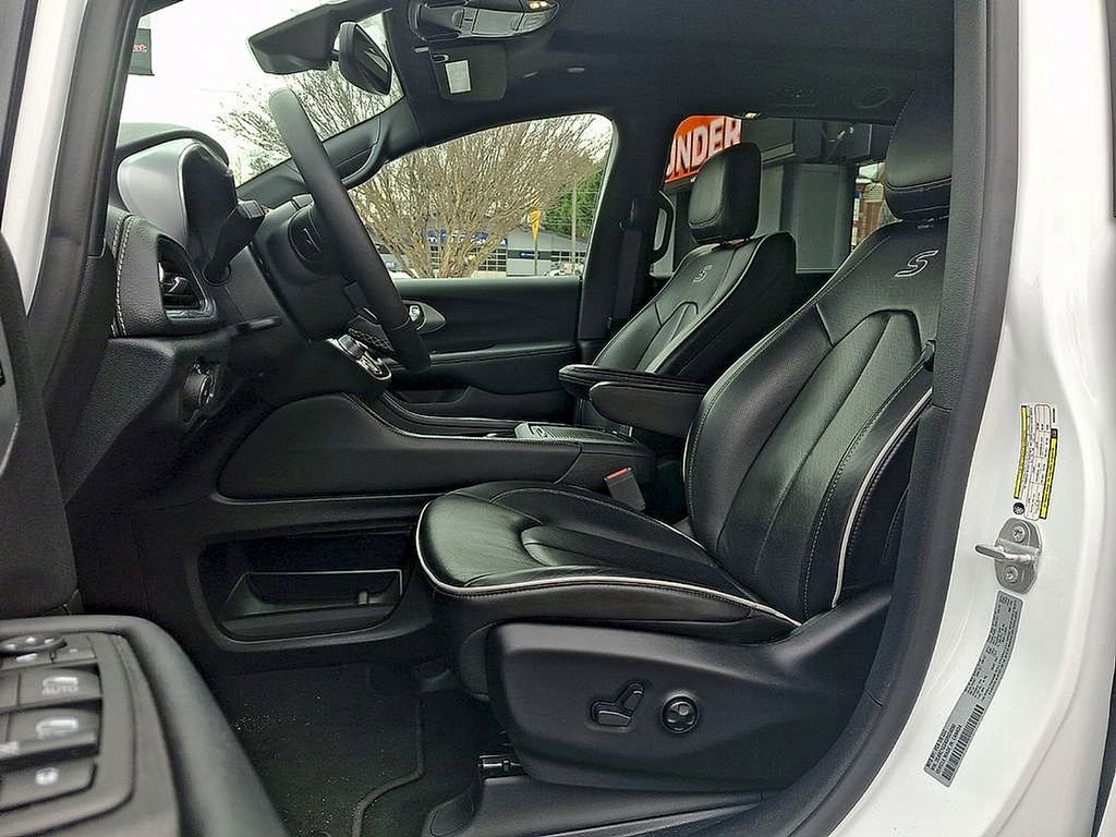 Used 2025 Chrysler Pacifica Limited FWD image 13