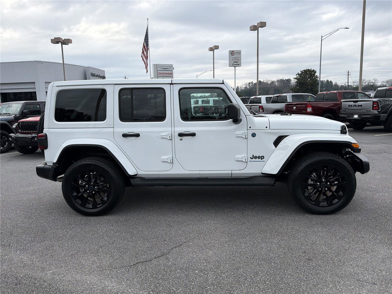 Used 2025 Jeep Wrangler Sahara image 5