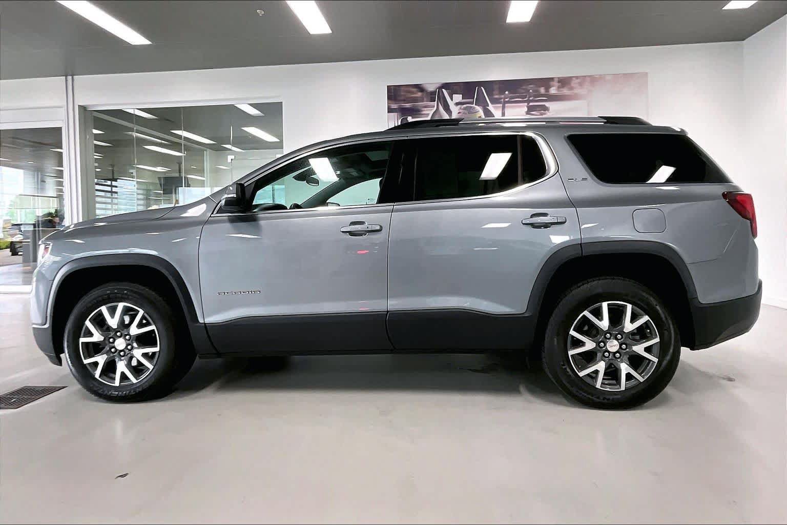 Used 2023 GMC Acadia SLE w/ Driver Convenience Package AWD/4WD image 3