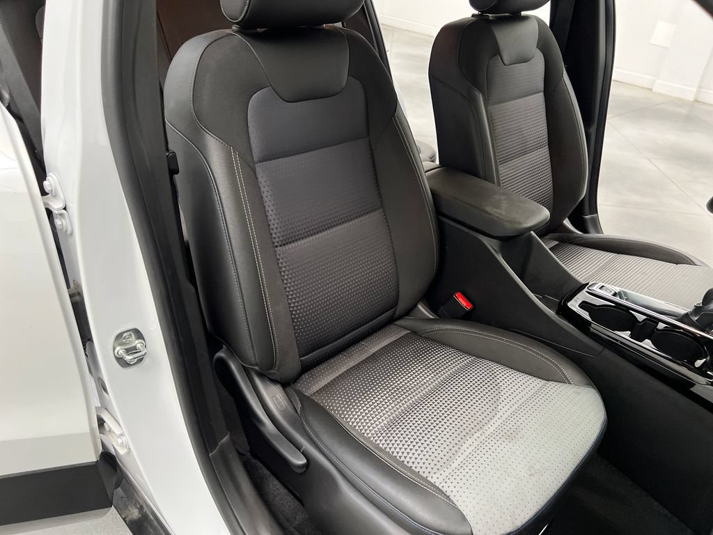 Used 2025 Chevrolet Trax LT FWD image 28