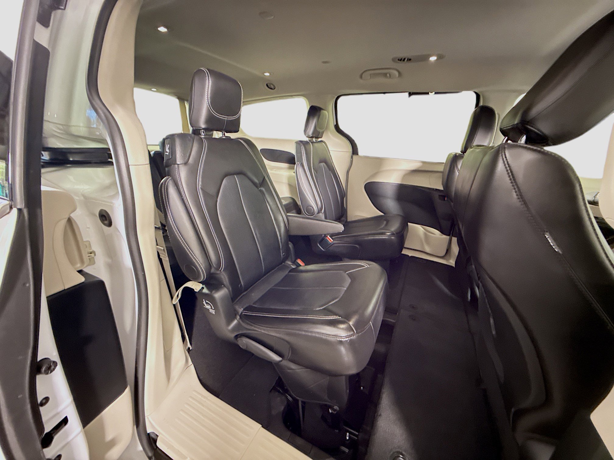 Used 2024 Chrysler Pacifica Touring-L FWD image 26