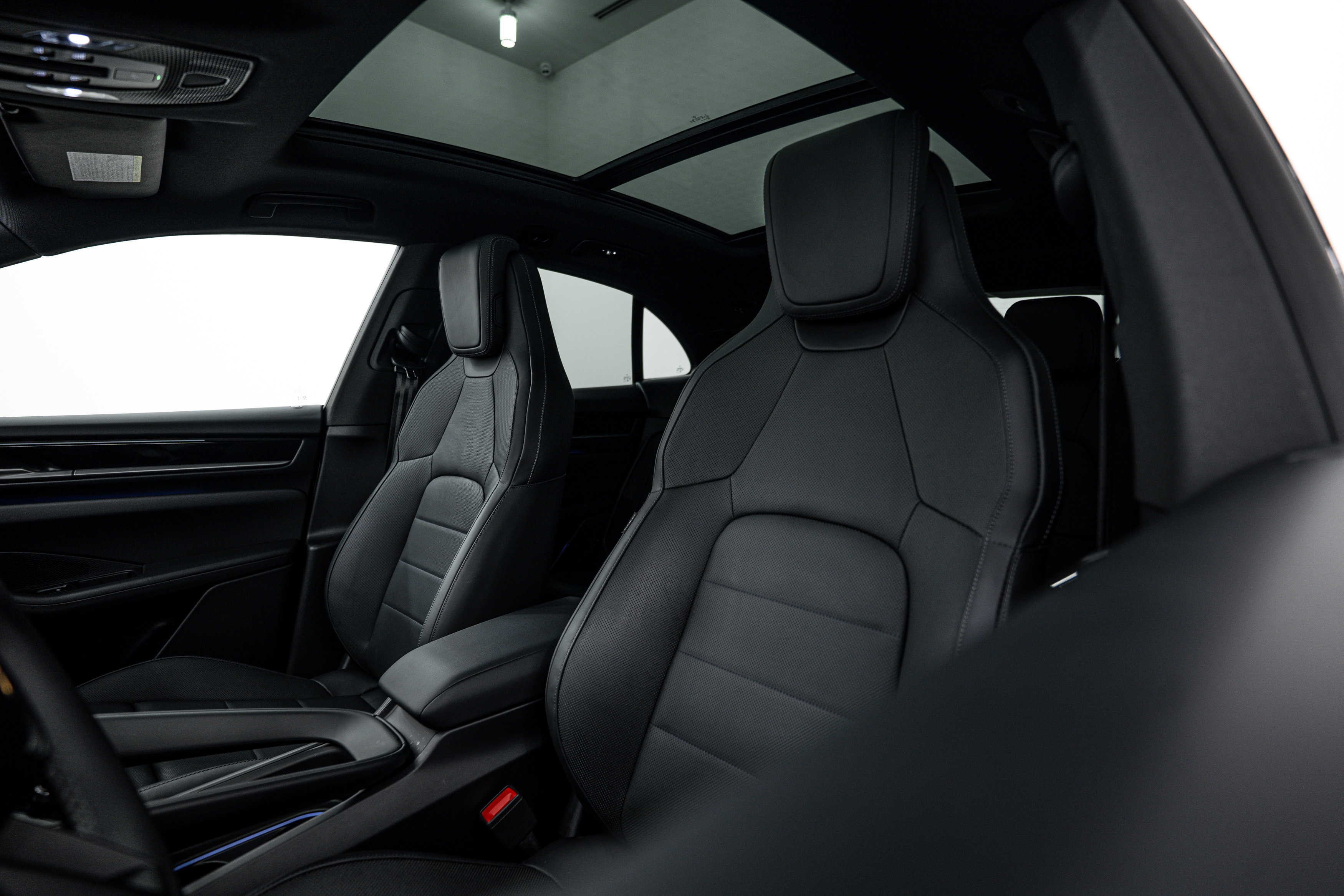 Certified 2025 Porsche Macan 4 Electric AWD/4WD image 22