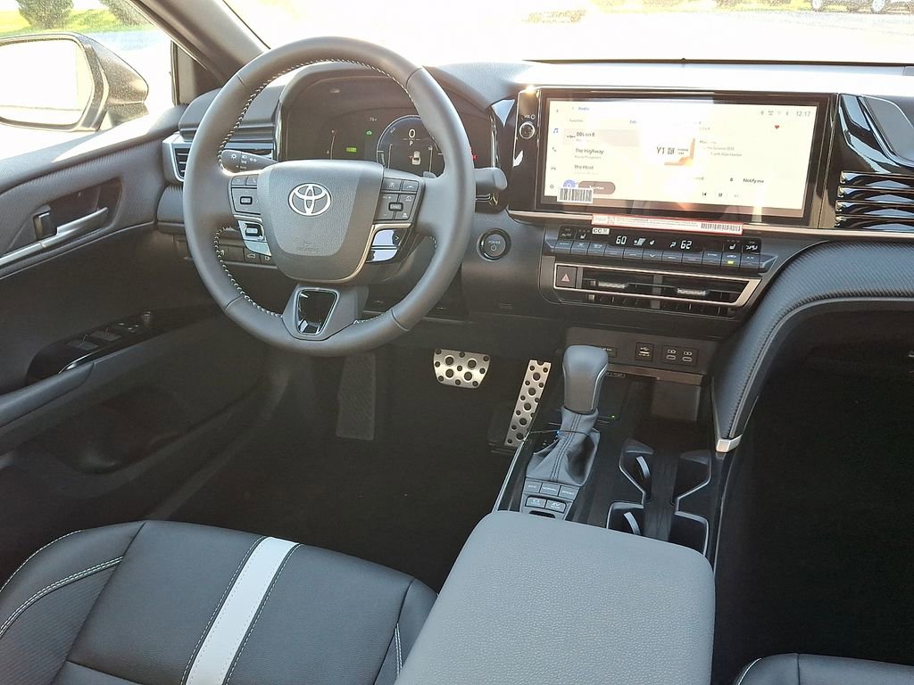 New 2026 Toyota Camry Hybrid FWD image 10