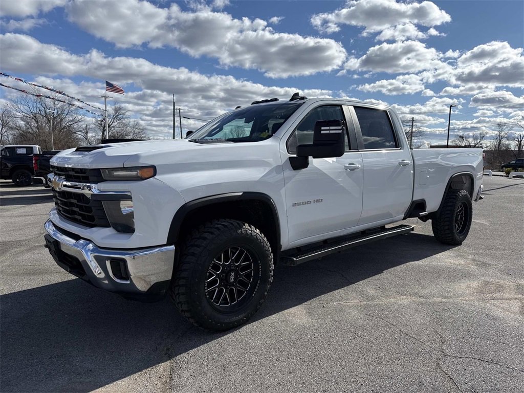 Used 2024 Chevrolet Silverado 2500 LT w/ Convenience Package image 2