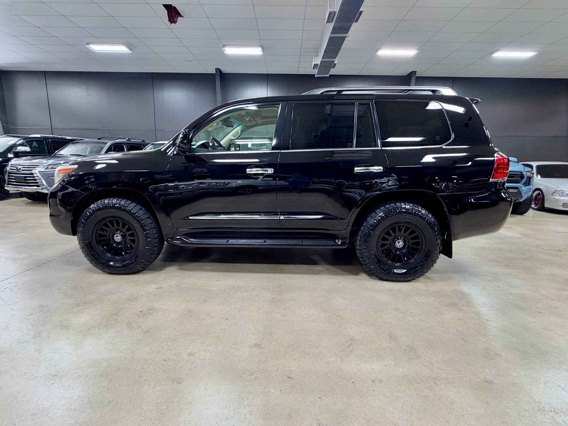 Used 2009 Lexus LX 570 4WD w/ Preferred Accessory Pkg image 7
