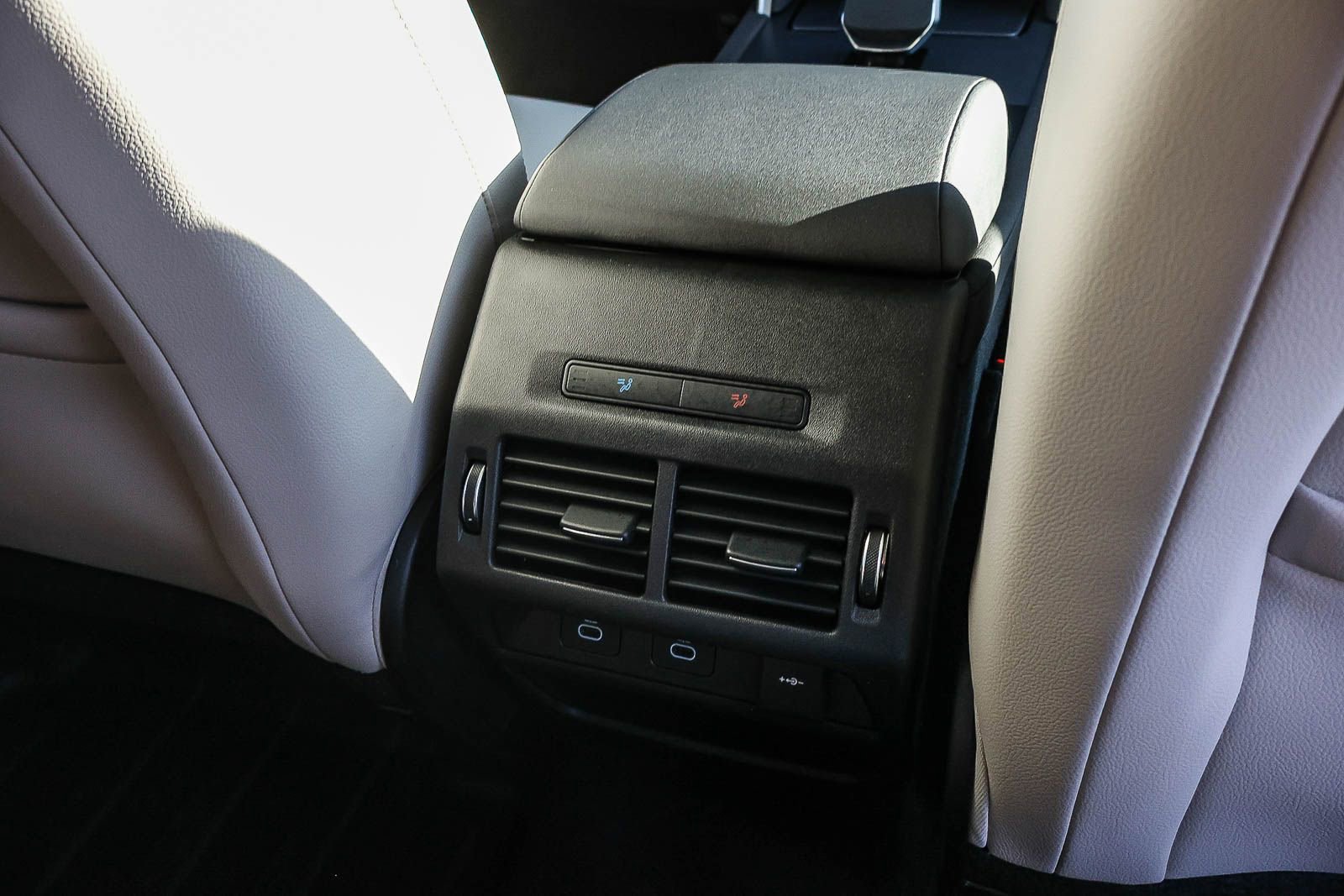 Used 2025 Land Rover Discovery Sport S image 22