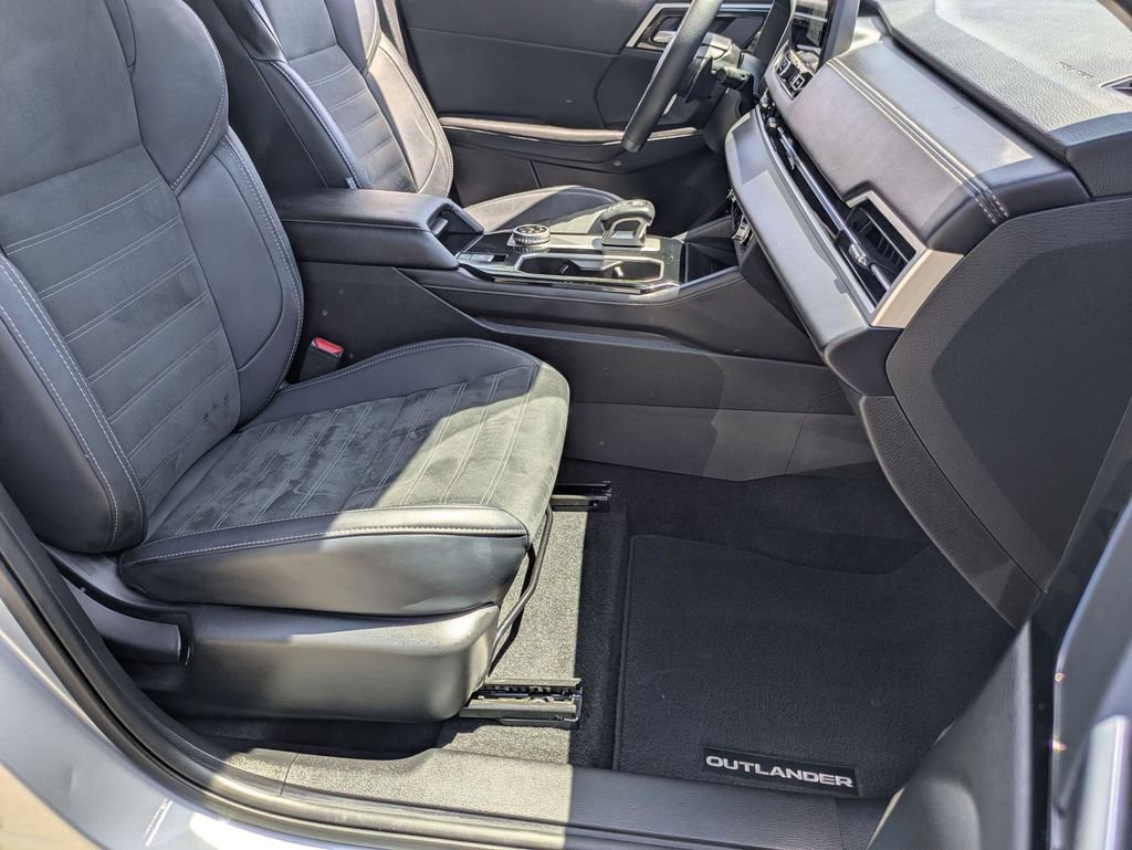 Used 2025 Mitsubishi Outlander SE AWD/4WD image 29