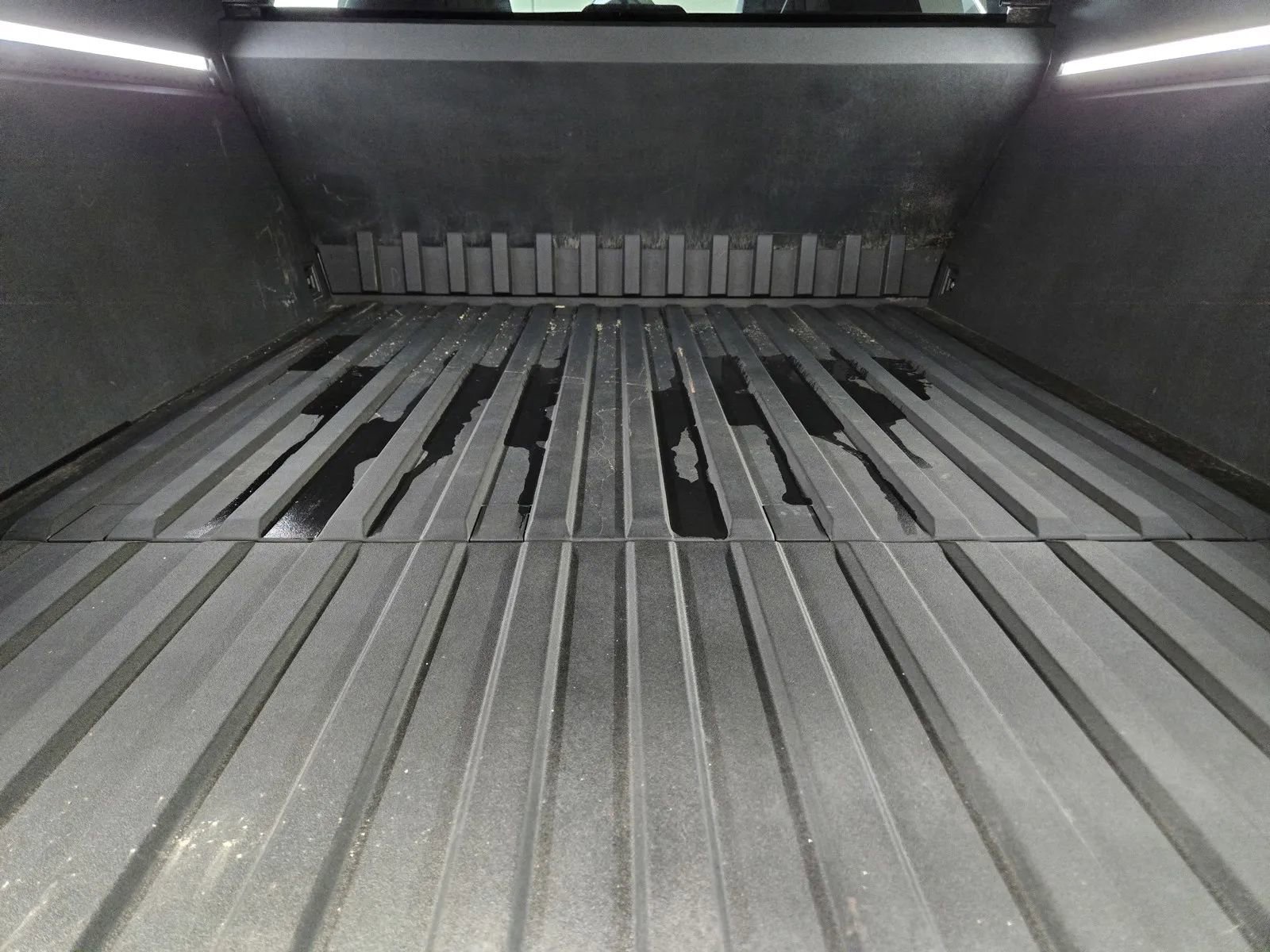 Used 2025 Tesla Cybertruck AWD Crew Cab image 11
