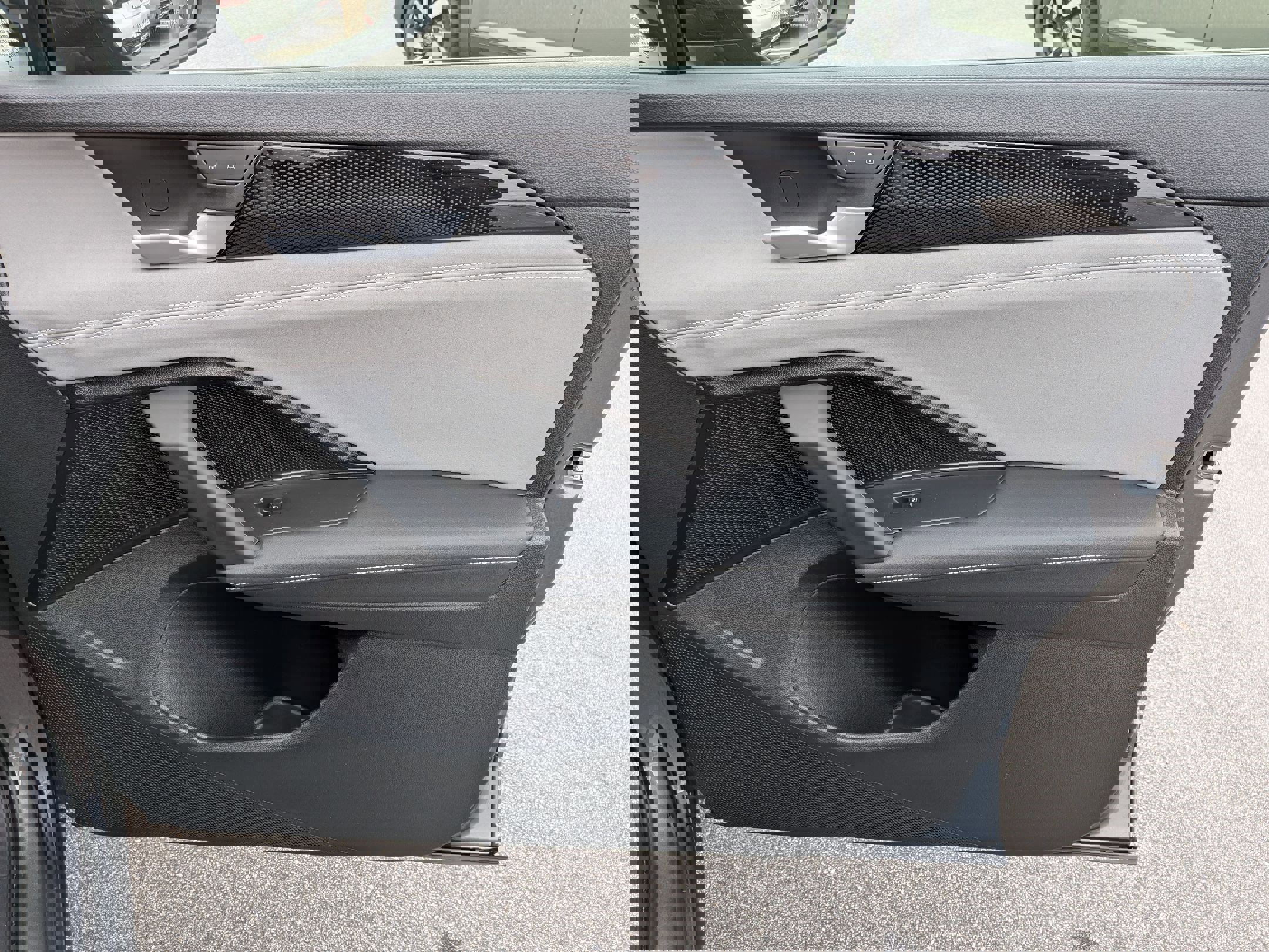 Used 2025 Volkswagen Tiguan SE R-Line image 33