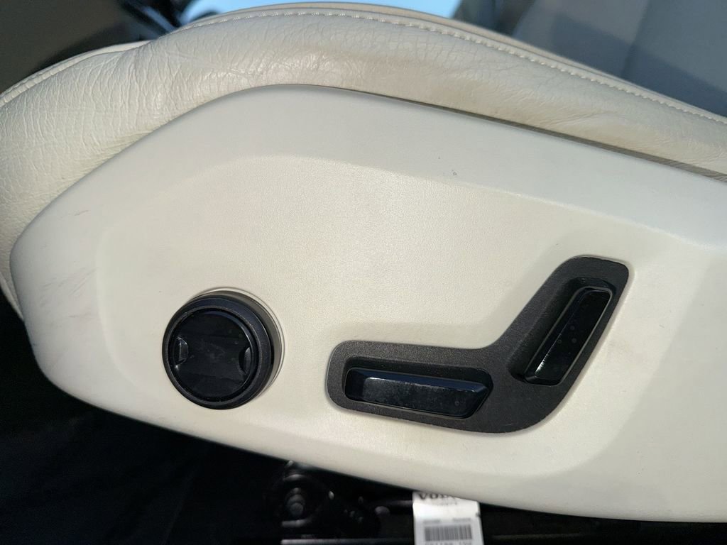 Used 2021 Volvo S60 T5 Momentum w/ Premium Package image 14