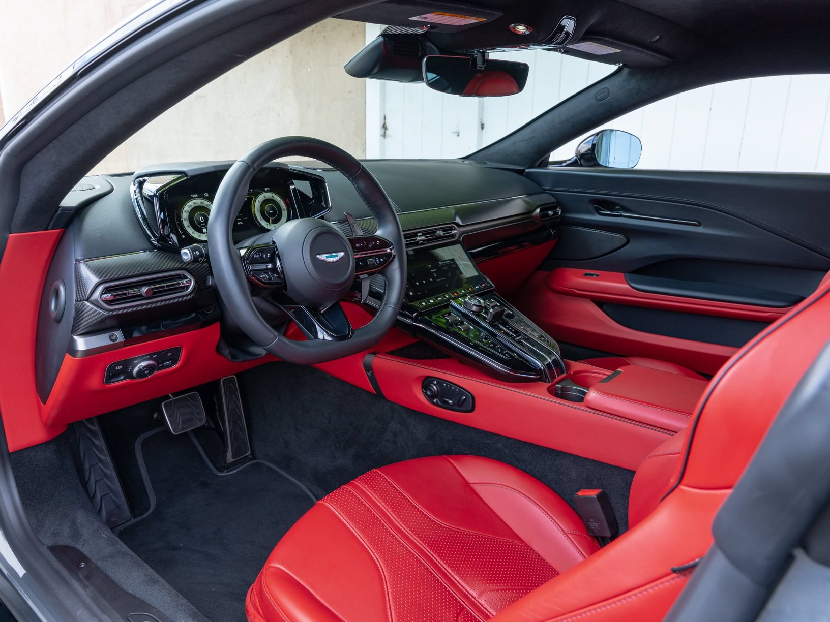 Used 2025 Aston Martin V8 Vantage Coupe RWD image 3