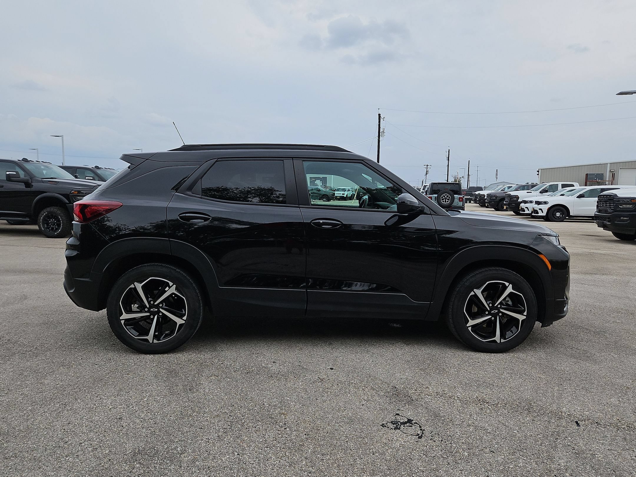 Used 2023 Chevrolet TrailBlazer RS w/ Sun and Liftgate Package FWD image 2