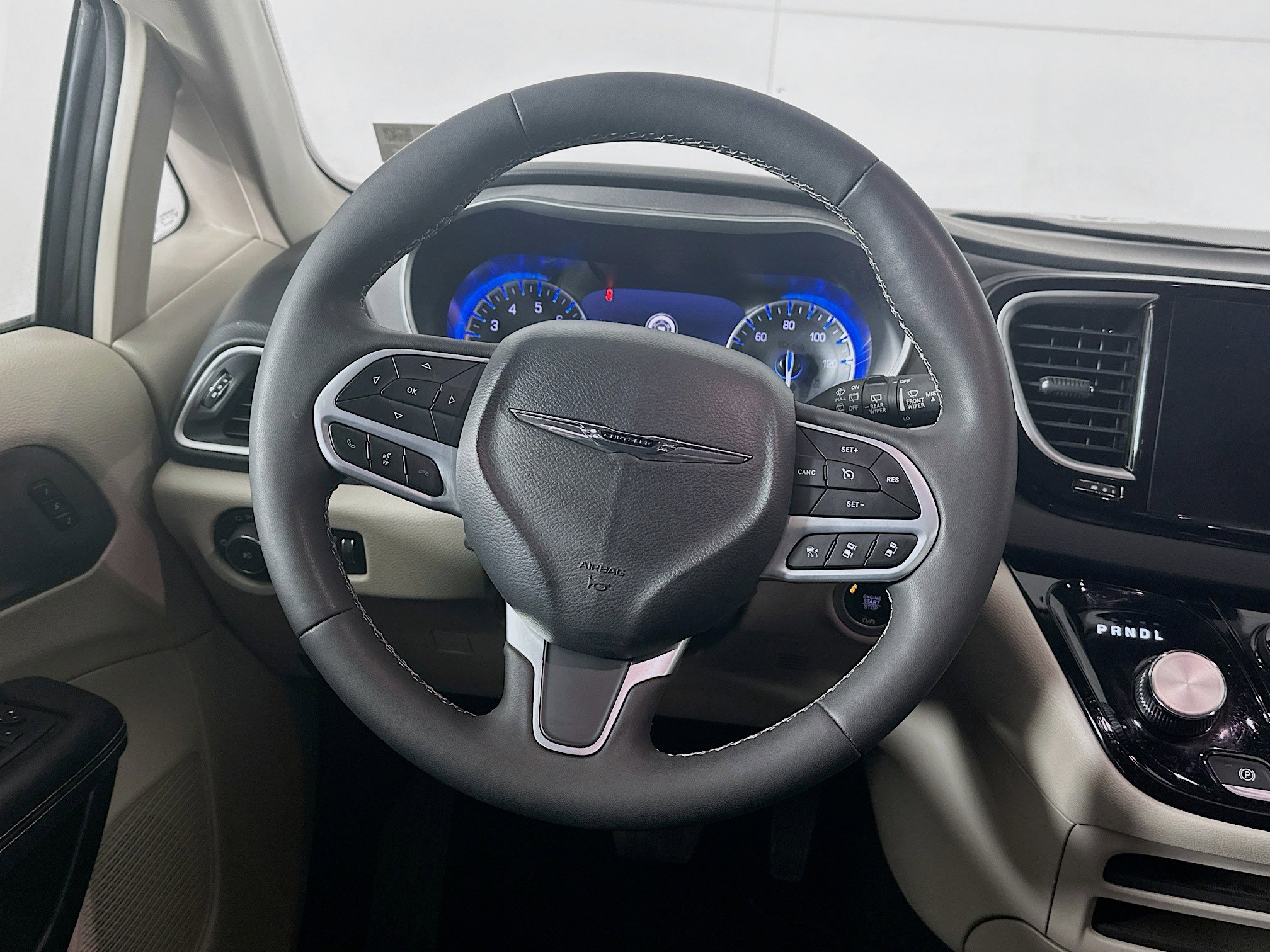 Used 2023 Chrysler Pacifica Touring-L image 17