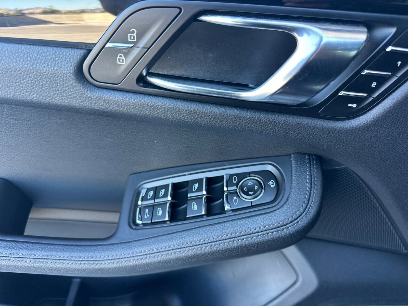 Used 2025 Porsche Macan image 12