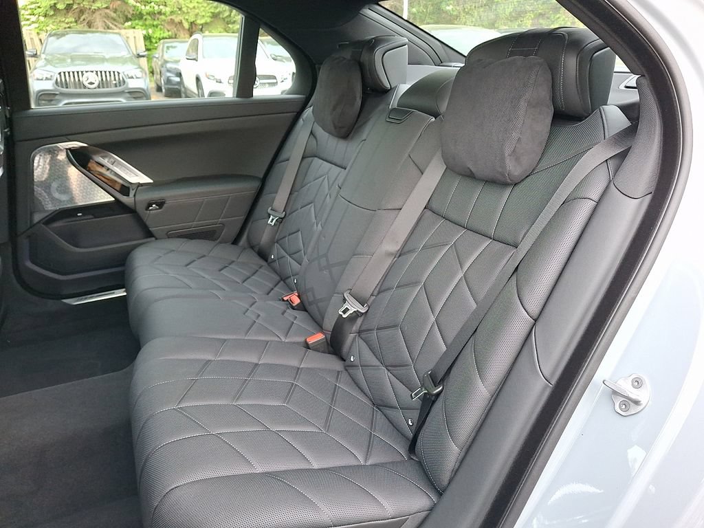 Used 2026 BMW 750e xDrive AWD/4WD image 7
