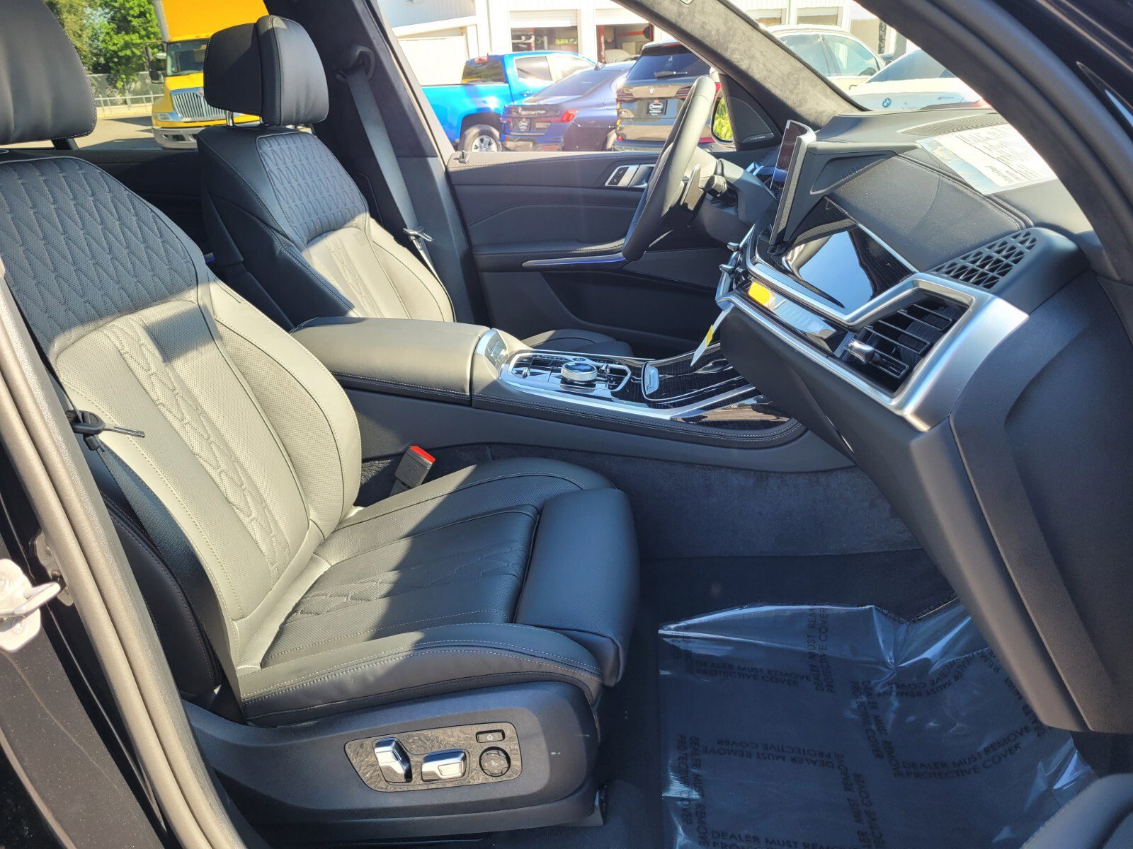 New 2026 BMW X7 M60i w/ Executive Package image 17