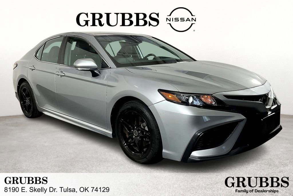 Used 2022 Toyota Camry SE image 1