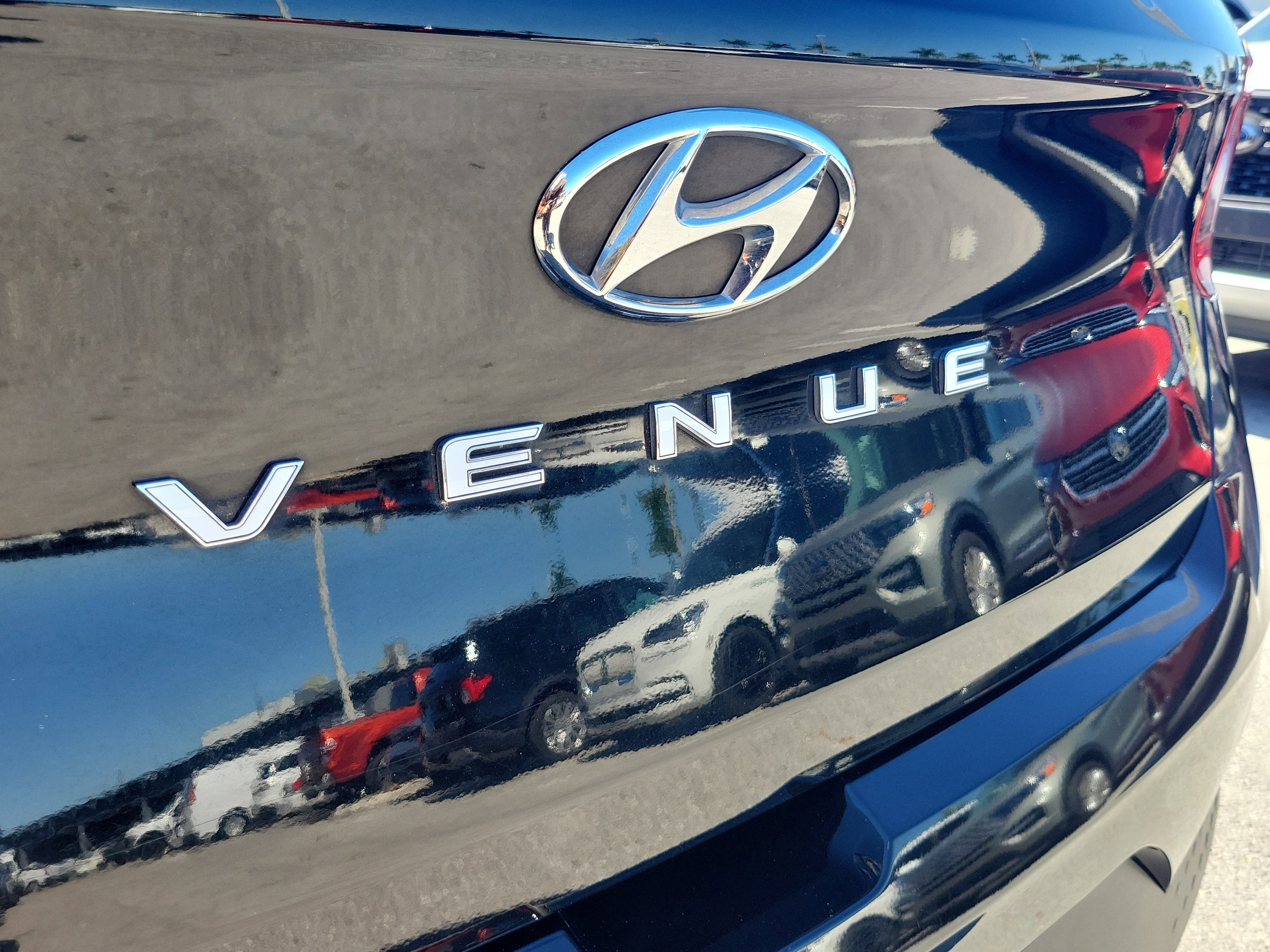 Used 2022 Hyundai Venue SEL FWD image 29