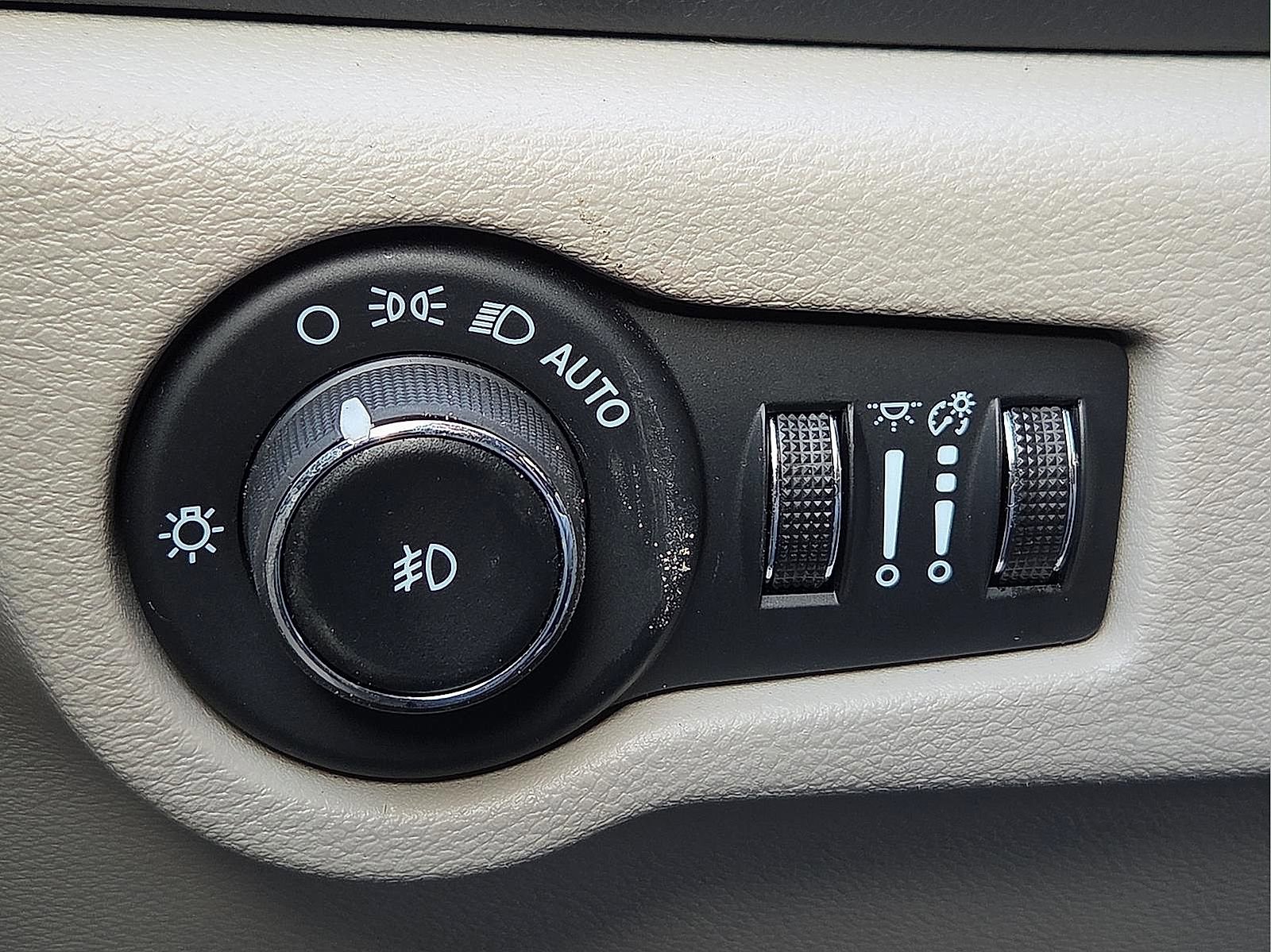 Used 2024 Chrysler Pacifica Touring-L image 22