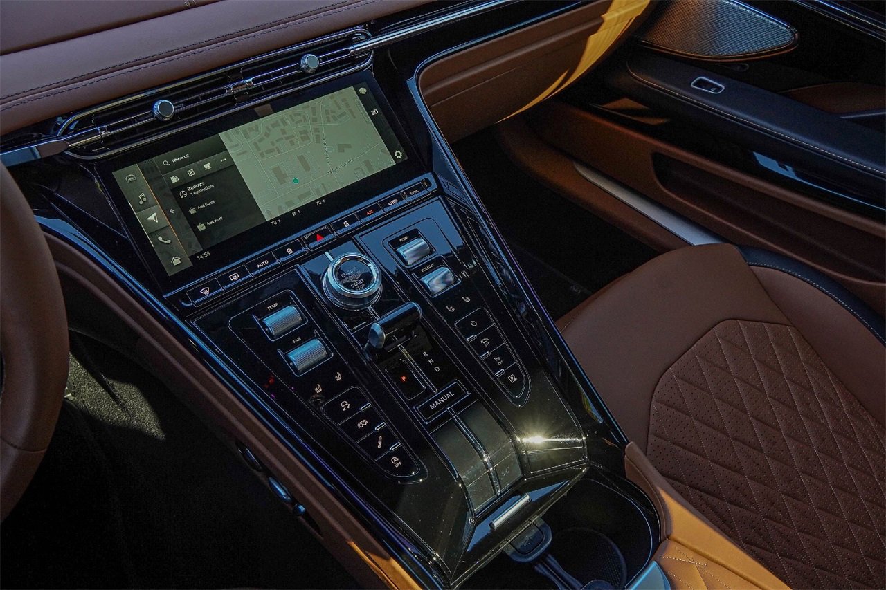 Used 2024 Aston Martin DB12 image 30