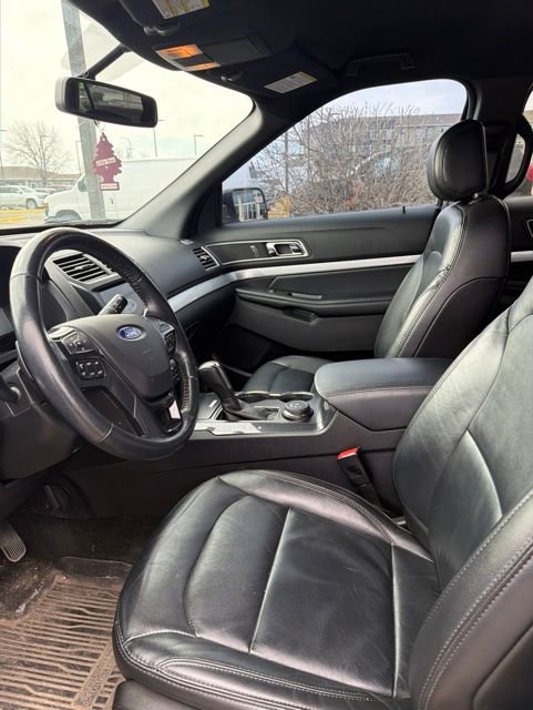 Used 2017 Ford Explorer XLT w/ Equipment Group 202A AWD/4WD image 14
