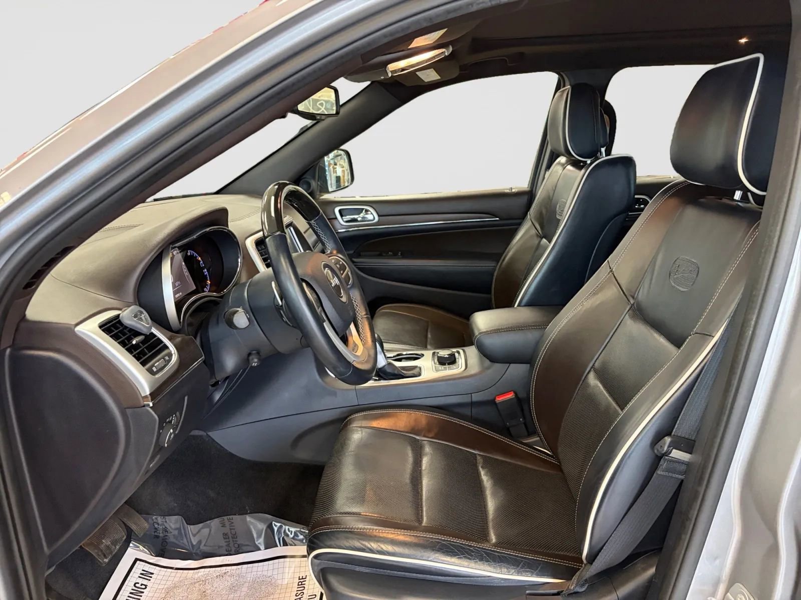 Used 2016 Jeep Grand Cherokee Overland AWD/4WD image 9