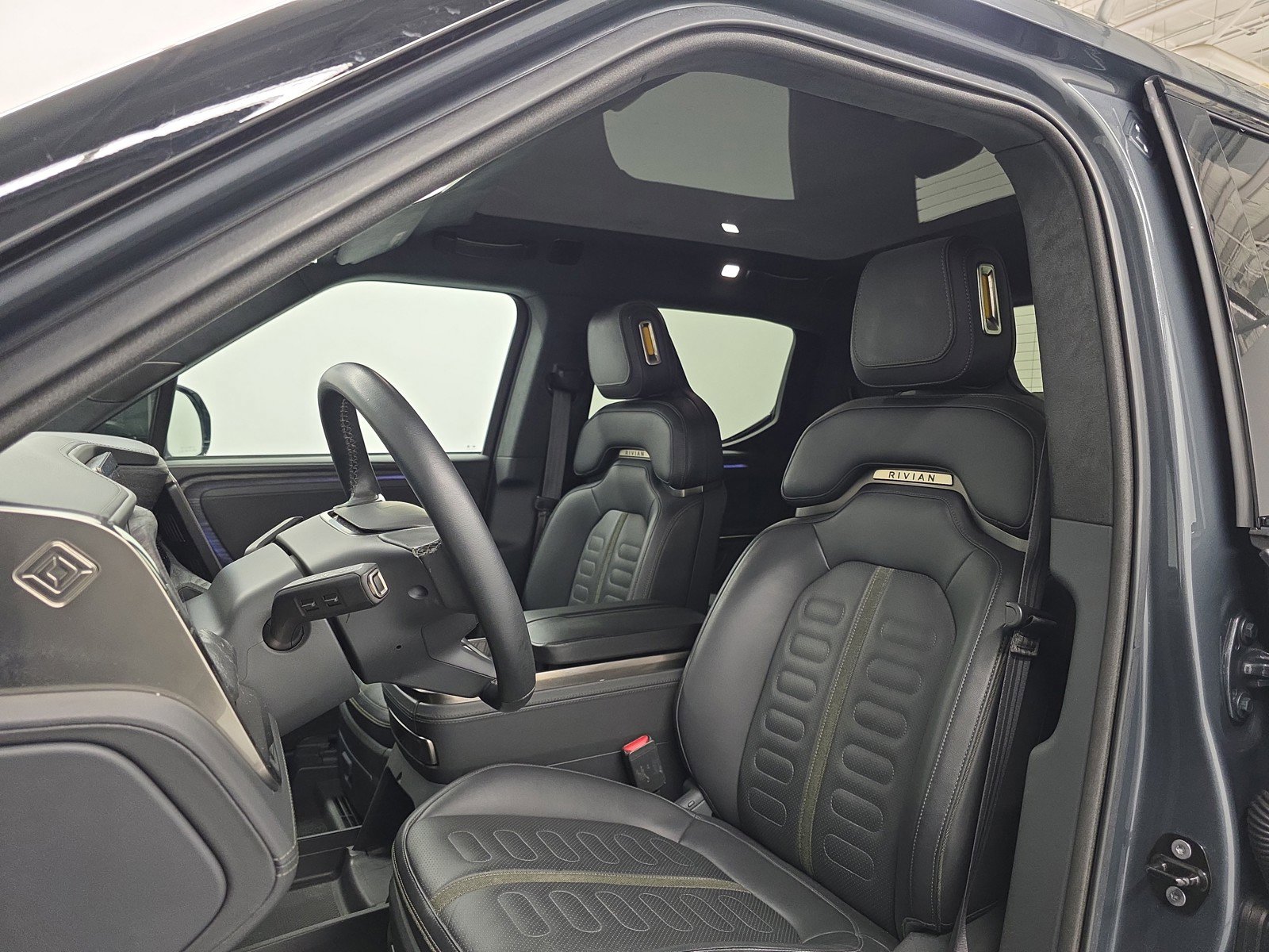 Used 2022 Rivian R1T Adventure image 20