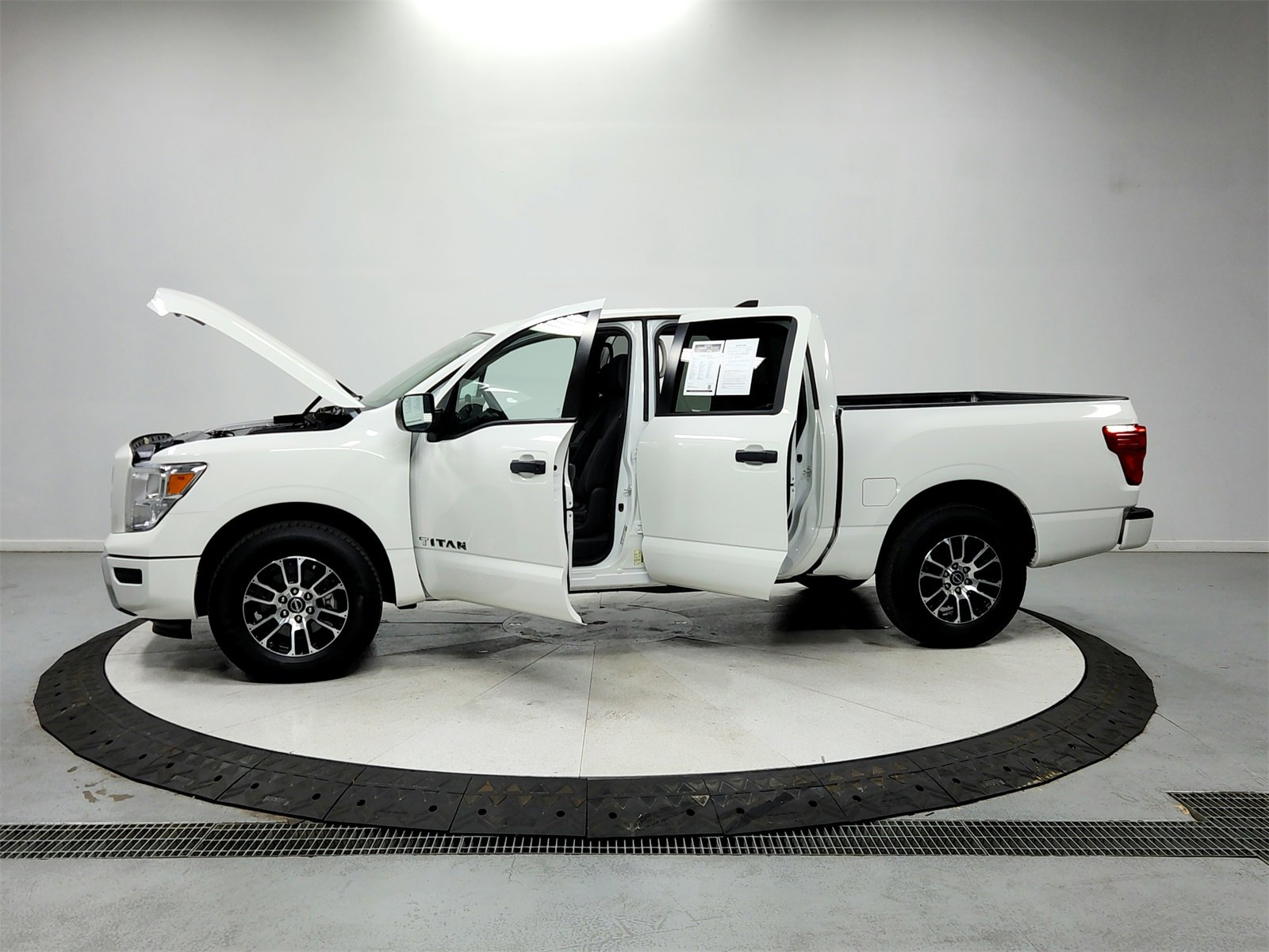 Used 2023 Nissan Titan SV image 12