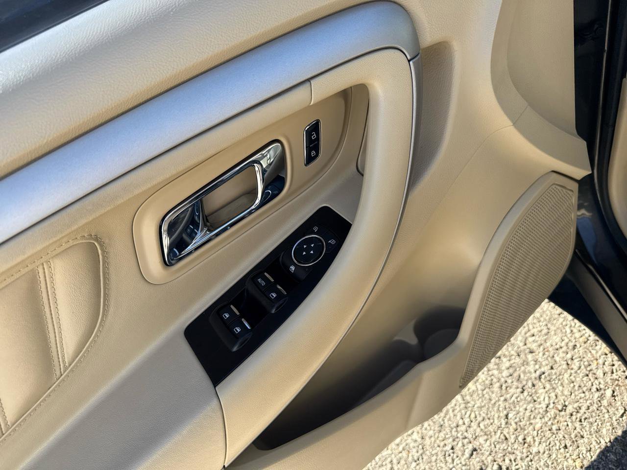 Used 2017 Ford Taurus SE FWD image 13