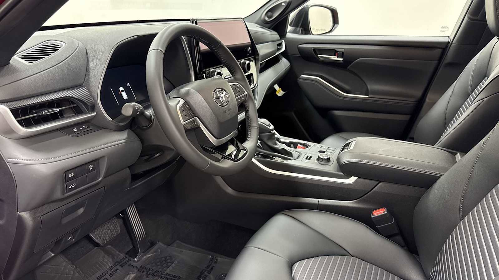 New 2026 Toyota Highlander XSE image 12