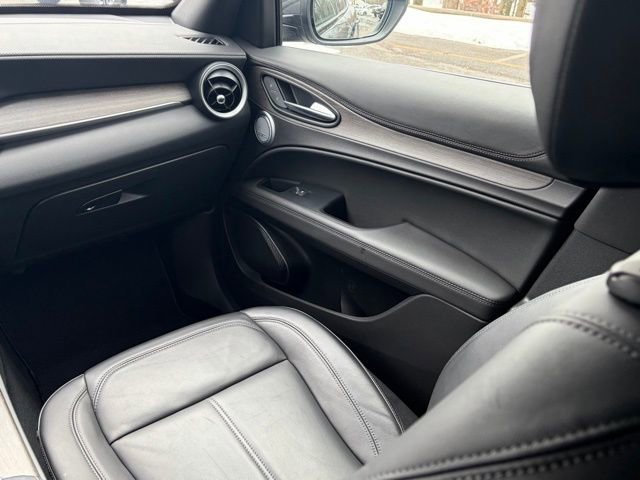 Used 2023 Alfa Romeo Stelvio Ti image 46