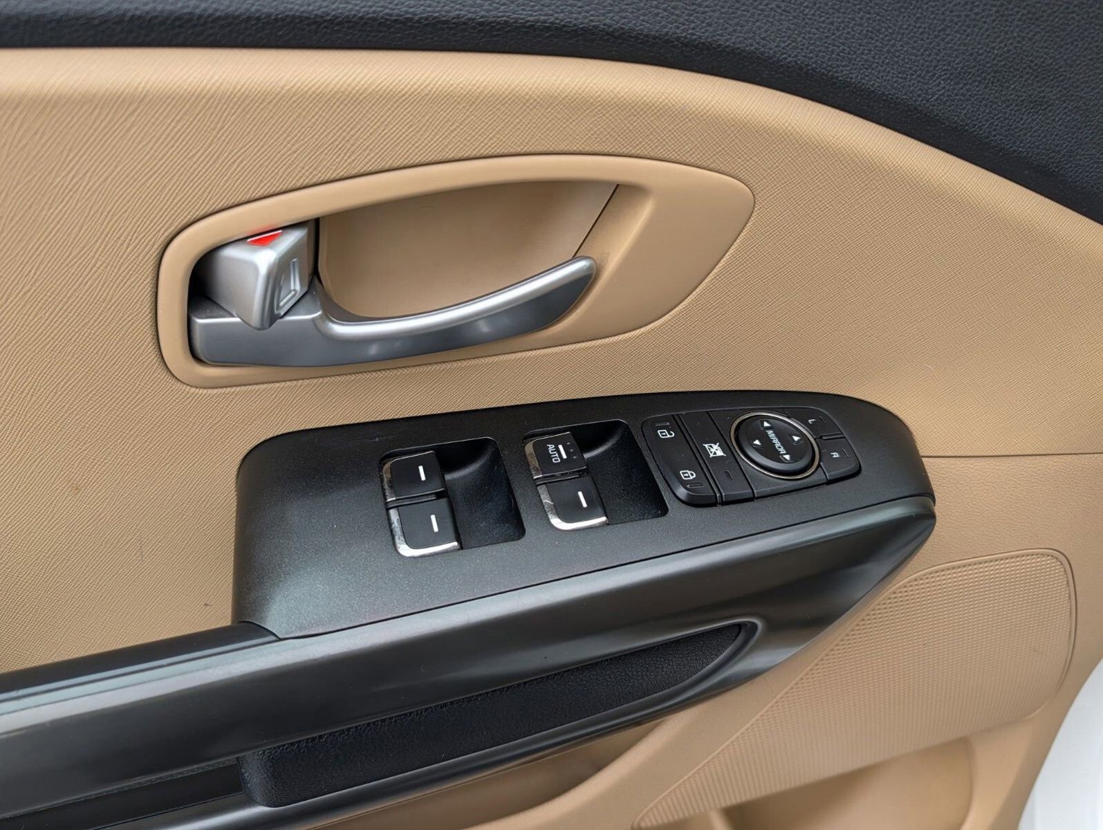 Used 2019 Kia Sedona LX image 24