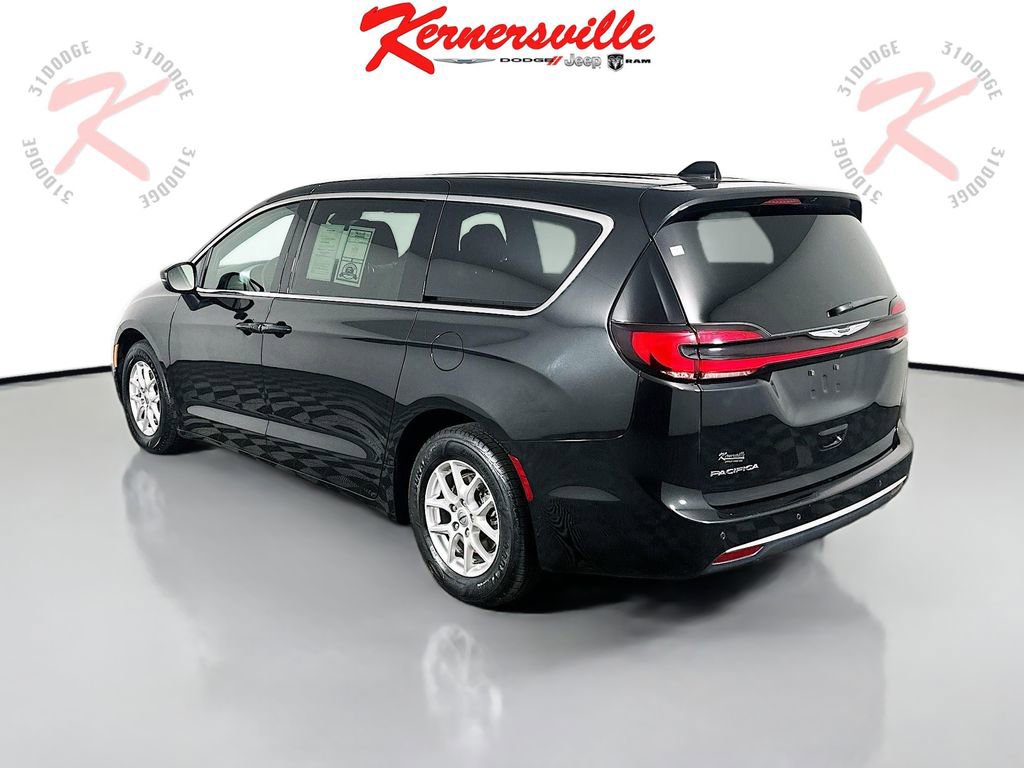 Used 2023 Chrysler Pacifica Touring image 5