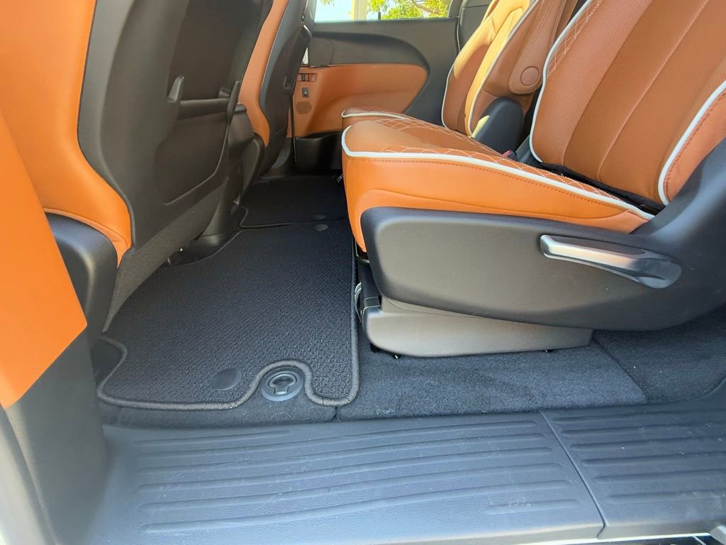 New 2026 Chrysler Pacifica Pinnacle image 30