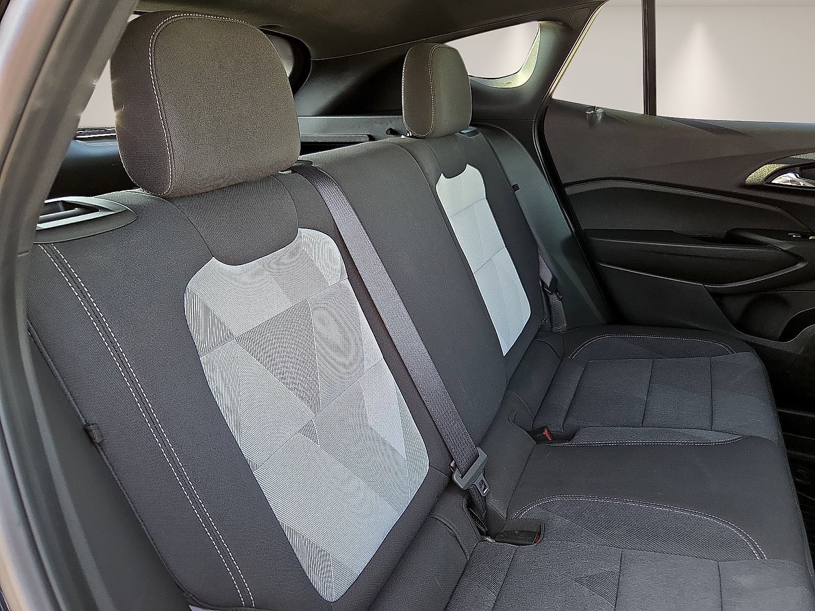 Used 2025 Chevrolet Trax RS FWD image 9