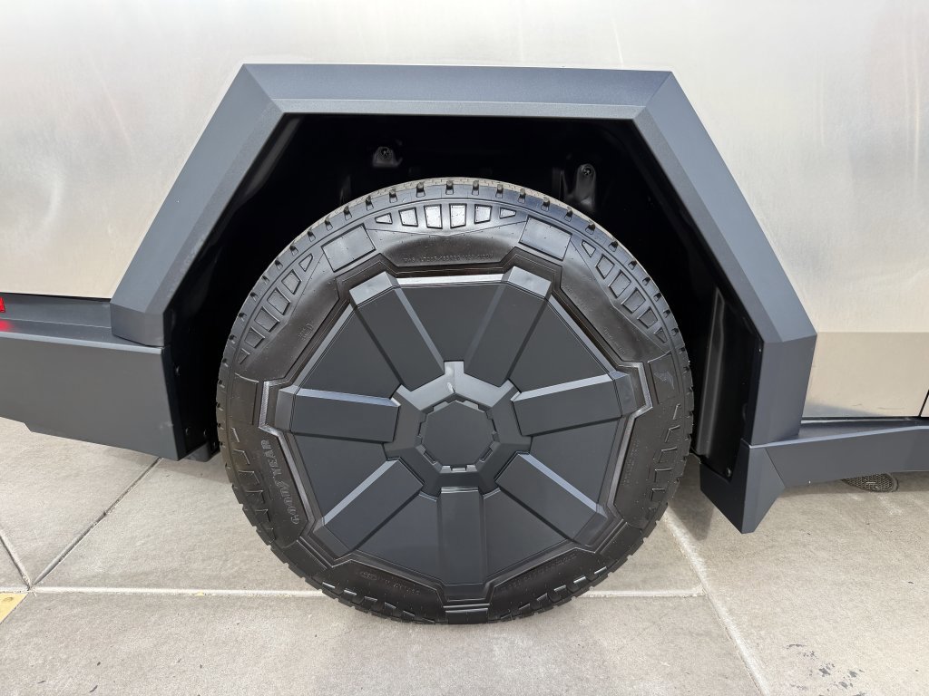 Used 2024 Tesla Cybertruck AWD Crew Cab image 15