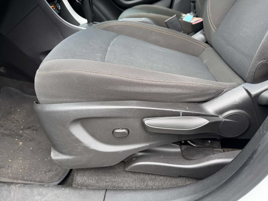 Used 2022 Chevrolet Trax LS w/ Tint and Cruise Package AWD/4WD image 17