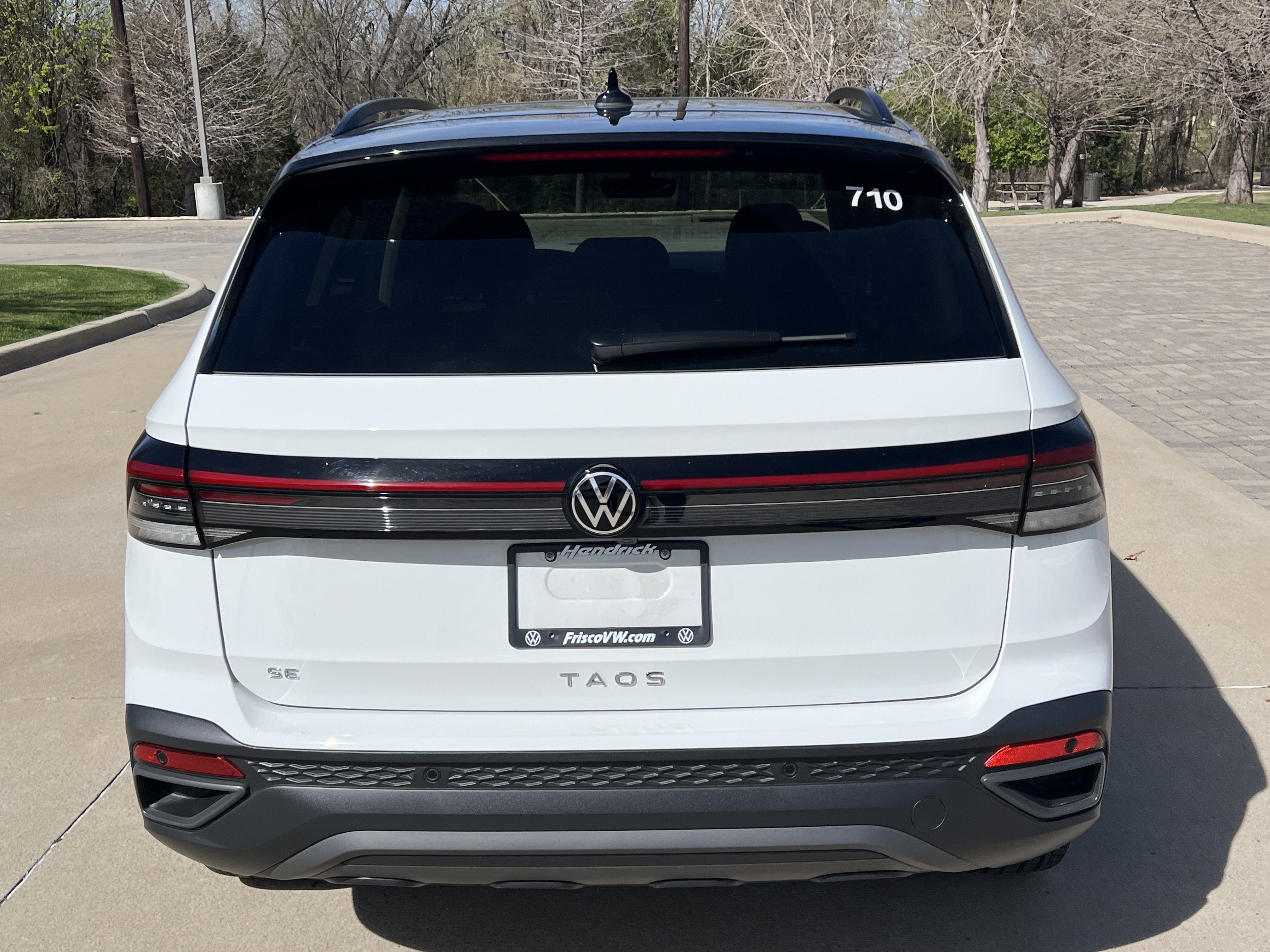 Certified 2025 Volkswagen Taos SE image 9