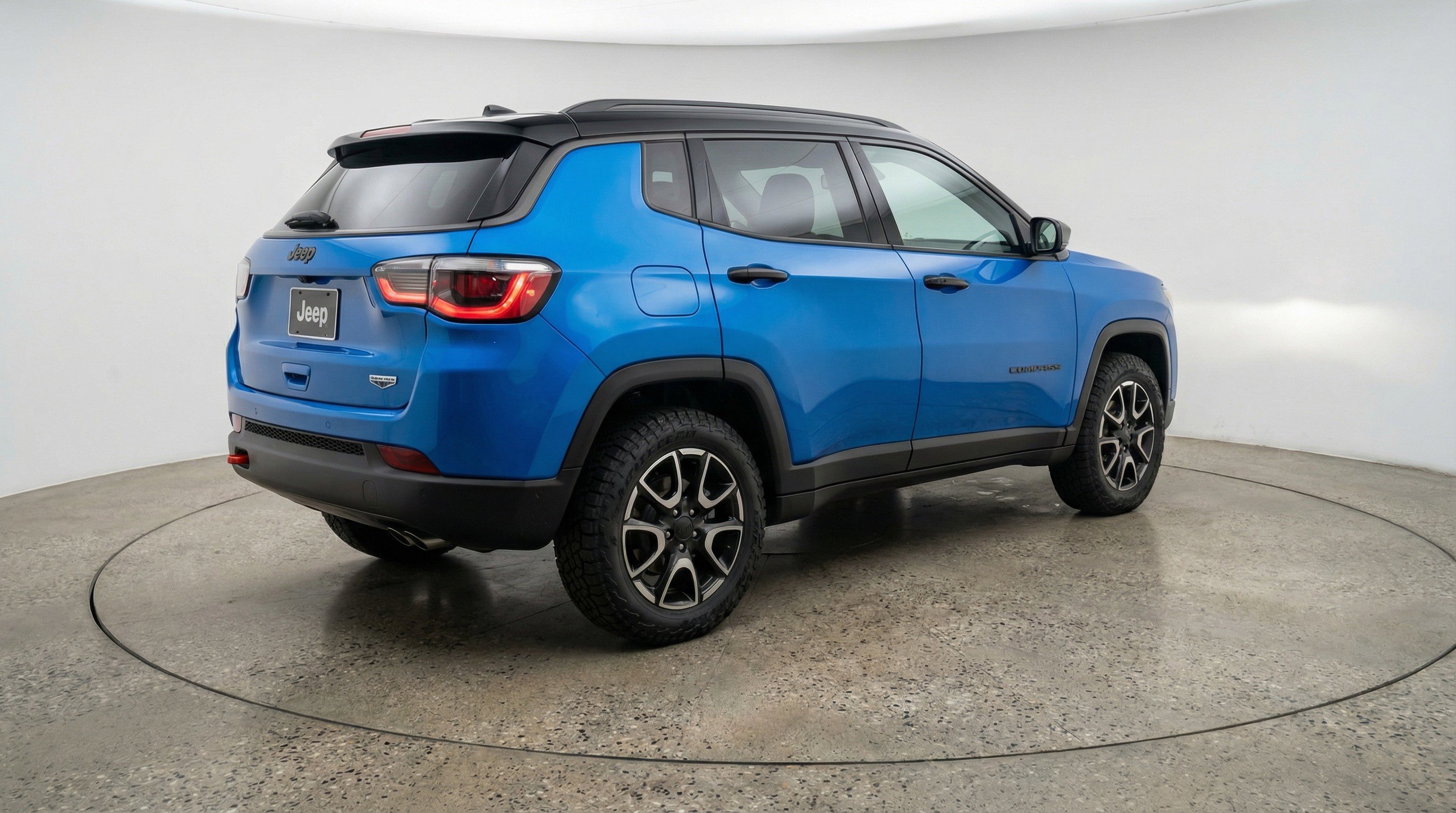 Used 2025 Jeep Compass Trailhawk image 9