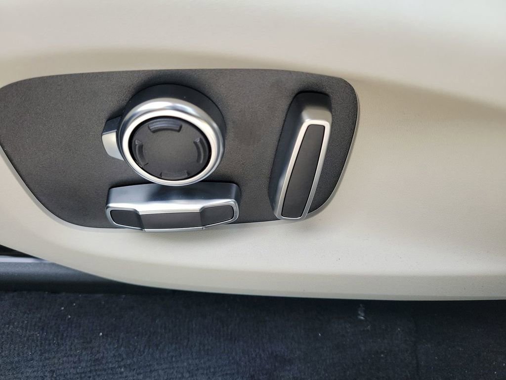 Used 2025 Jaguar F-PACE SVR image 27