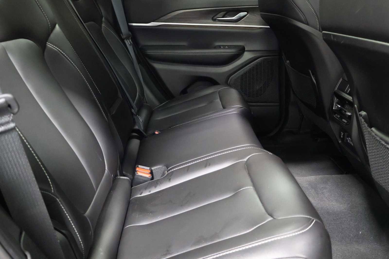 Used 2025 Jeep Grand Cherokee Limited w/ Black Appearance Package AWD/4WD image 34