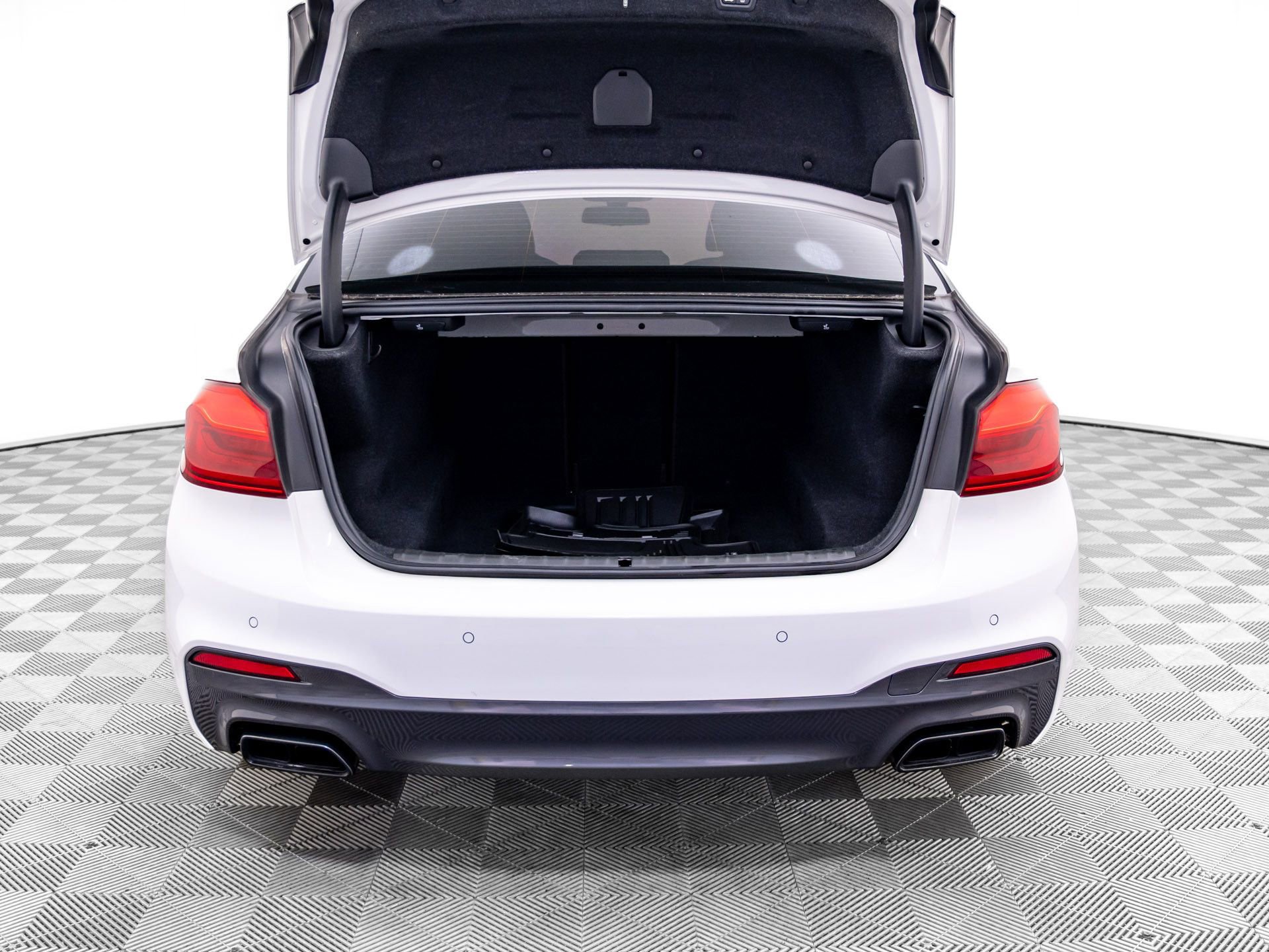 Used 2019 BMW M550i xDrive image 33